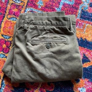 J Crew men’s broken in olive green chino 34 x 32!